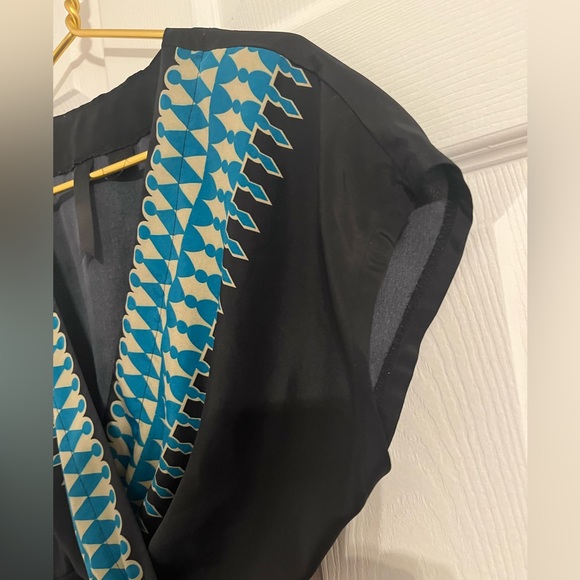 Black top with V neck pattern and elastic waist - Picture 4 of 4